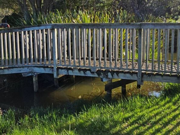 Kuaotunu pedestrian bridge .JPG