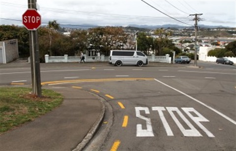 Stop-intersection__ResizedImageWzM3NSwyNDBd.jpg